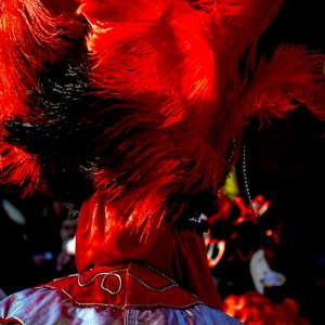 Homme coiffé d'un chapeau de plumes d'autruche rouge et noir - Belgique  - collection de photos clin d'oeil, catégorie portraits